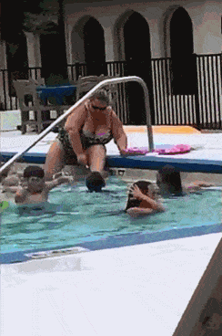 恶心！女子在酒店泳池边刮腿毛 网友愤怒：罚她清洗泳池