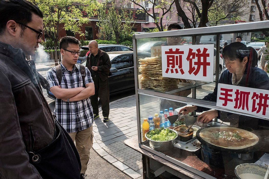 北京一个卖煎饼的摊贩。