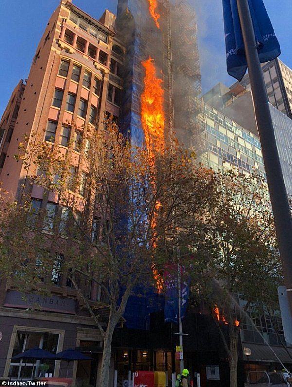 工会称悉尼CBD大火或与中国建材有关！澳高楼秒变“死亡陷阱”，专家：就住在定时炸弹上（组图） - 1