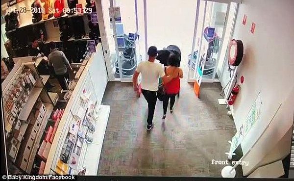 4CC4A98800000578-5789517-In_the_clip_the_couple_nonchalantly_walk_out_of_the_store_pushin-a-3_1527735236525.jpg,0