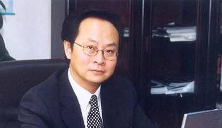 他是亿万富豪坐牢12年，出狱后亮相马云起立鼓掌，如今被改判无罪