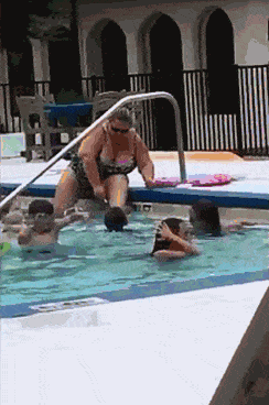 恶心死了！女子竟在公共泳池干这种事！澳洲这些大妈也是奇葩云集！（视频） - 3