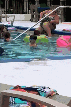 恶心死了！女子竟在公共泳池干这种事！澳洲这些大妈也是奇葩云集！（视频） - 4