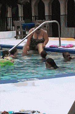 恶心死了！女子竟在公共泳池干这种事！澳洲这些大妈也是奇葩云集！（视频） - 5