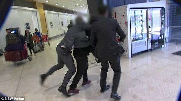 悉尼机场上演惊险一幕！33岁毒枭拒捕袭警！警方查获$275万现金及枪支（视频/组图） - 2