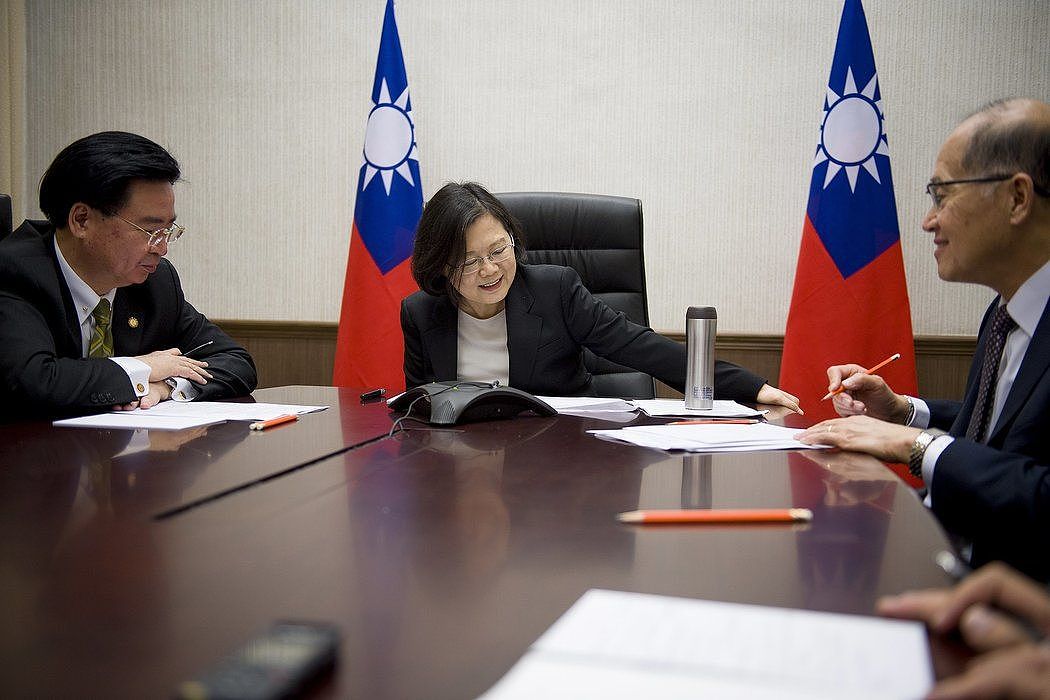 2016年12月，台湾总统蔡英文（中）在自己的办公室里与时任候任总统特朗普通话。