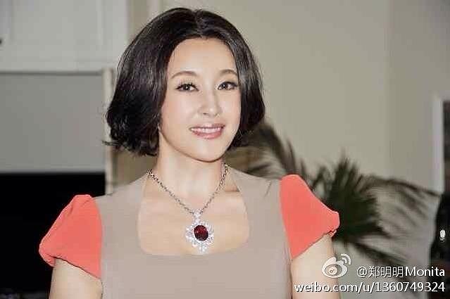 莫逆之交！刘晓庆为郑明明挑翡翠，还打算买别墅和她当邻居！