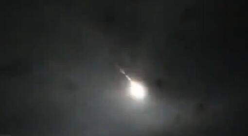云南西双版纳疑似陨石坠落，漆黑夜空瞬间被照亮（视频/组图） - 4