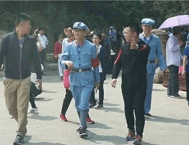 大咖来了：马化腾，刘强东，身穿革命军装亮相！