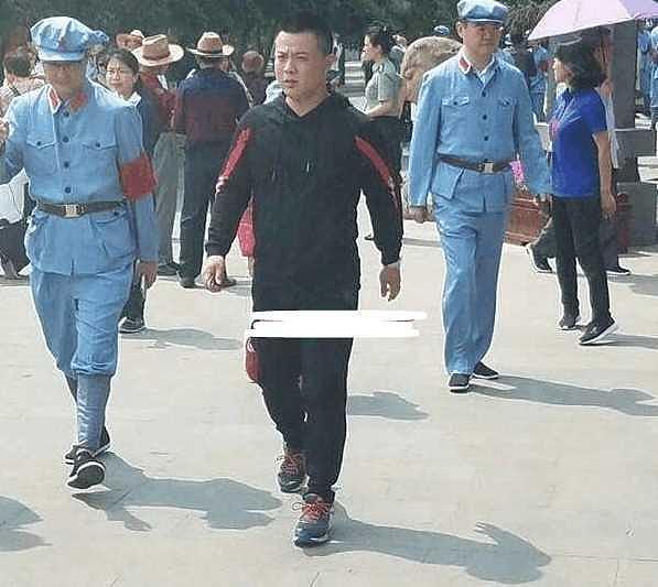 大咖来了：马化腾，刘强东，身穿革命军装亮相！