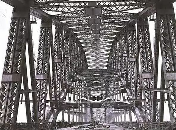 未解之谜！悉尼海港大桥水泥墩里竟封着16个男人！他们究竟是谁，真相太惊人！（组图） - 4
