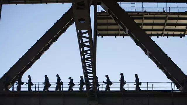未解之谜！悉尼海港大桥水泥墩里竟封着16个男人！他们究竟是谁，真相太惊人！（组图） - 32