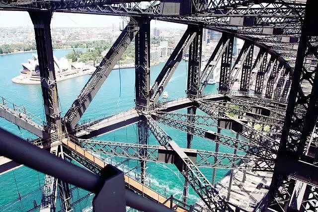 未解之谜！悉尼海港大桥水泥墩里竟封着16个男人！他们究竟是谁，真相太惊人！（组图） - 33
