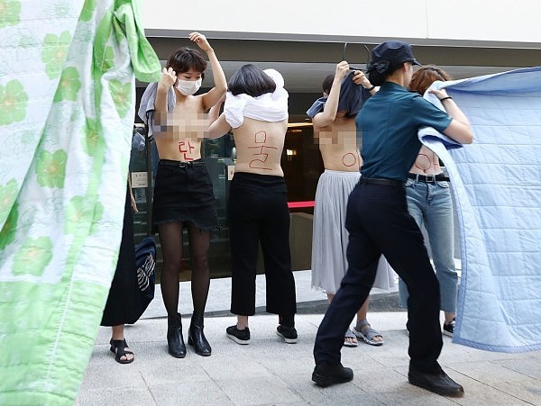 女性团体赤裸上身抗议Facebook性别歧视，警察慌忙拿棉被遮挡（组图） - 4