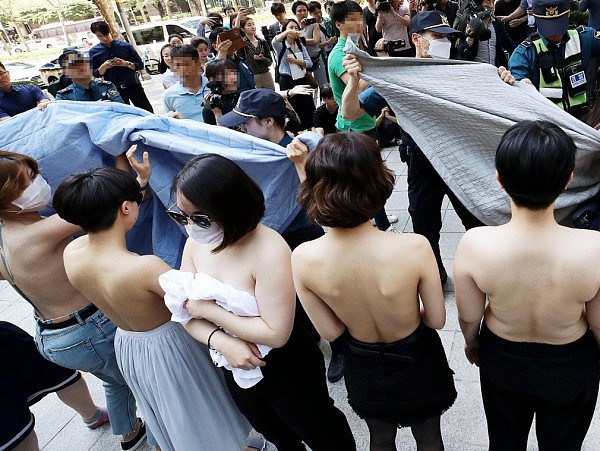女性团体赤裸上身抗议Facebook性别歧视，警察慌忙拿棉被遮挡（组图） - 6