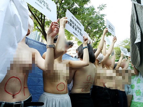 女性团体赤裸上身抗议Facebook性别歧视，警察慌忙拿棉被遮挡（组图） - 8