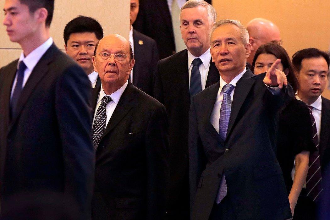 周日，北京，美国商务部长威尔伯∙罗斯（左起三）和中国国务院副总理刘鹤。双方之间明显的僵局让特朗普政府面临着如何处理中国工业政策的问题。