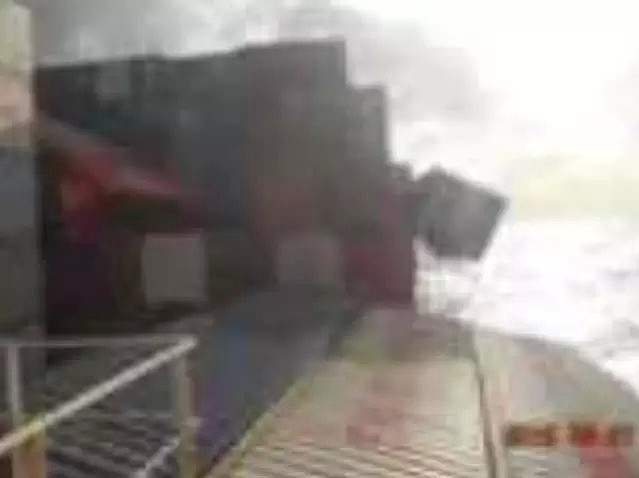 台湾货船新州附近海域险翻船，上千万货物铺满海岸！华人发言人道歉：“我们负全责”！ - 5
