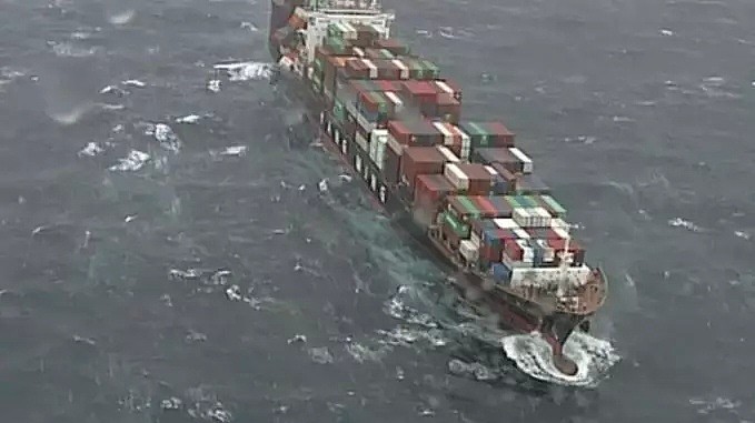 台湾来悉尼港的船差点翻了！83个大货柜，上千万货物铺满海岸！大批人赶向海边... - 11