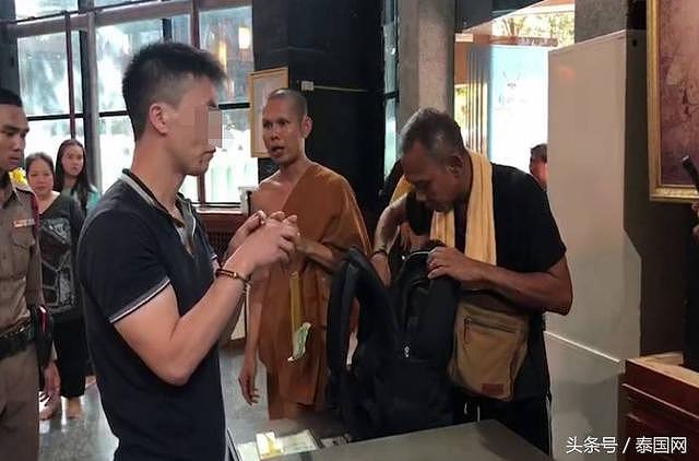 中国男子盗泰国寺庙功德箱钱财被当场抓个正着