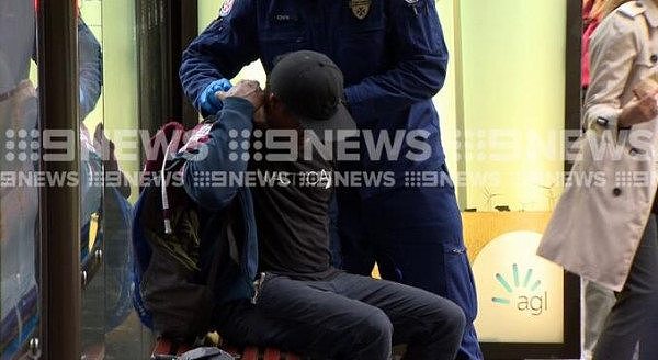 突发！悉尼Wynyard火车站外爆血案！男子等公交时当街被捅，凶手已被逮捕！ - 1