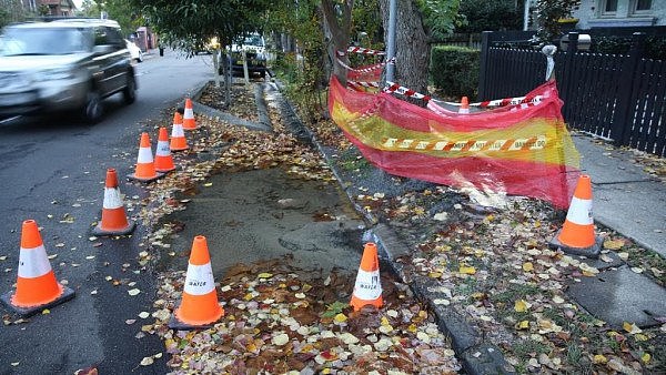 悉尼北区街道水管爆裂，14天都无人维修！相关部门一直“踢皮球”...（组图） - 2