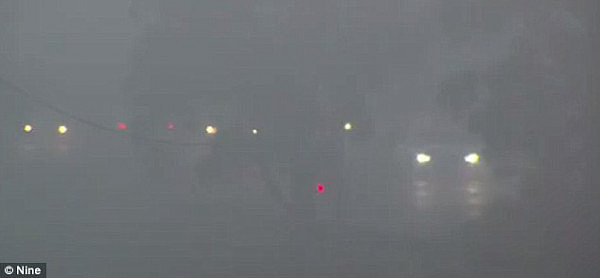 4CF6034C00000578-5811267-The_thick_fog_over_Melbourne_hampered_visibility_for_morning_com-m-57_1528270318580.jpg,0