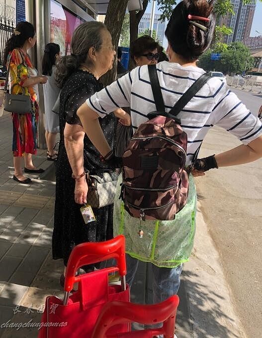 82岁“容嬷嬷”近照曝光，手持老年卡等公交（组图） - 1