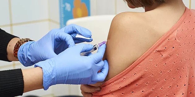 还不惜高价接种HPV疫苗吗？一年超5万例不良反应报告，328人死亡，2011人终身残疾！ - 4