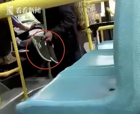 老人因鞋底有泥被迫脱鞋乘车 公交公司：司机被解聘