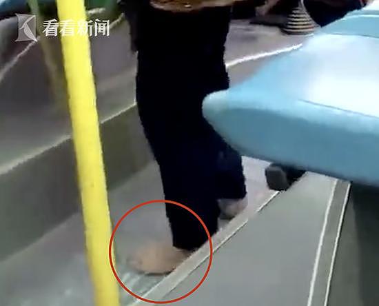 老人因鞋底有泥被迫脱鞋乘车 公交公司：司机被解聘
