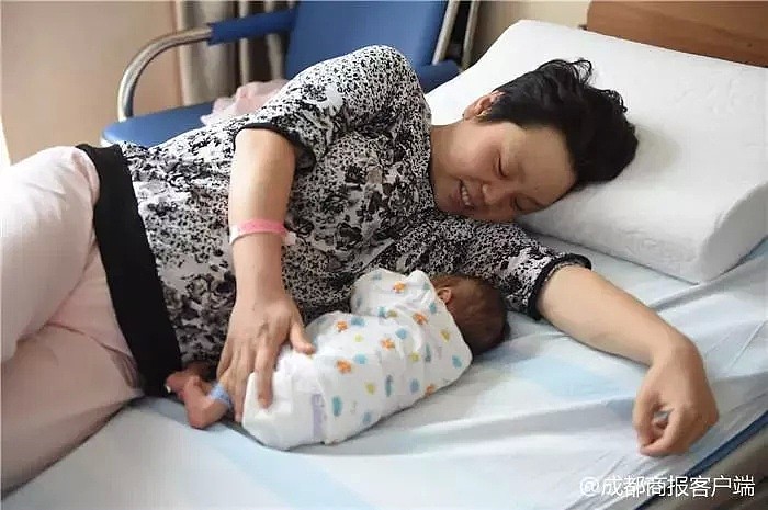 懵了！老婆刚生下大胖儿子，老公却满世界找“帅哥”！结果哈哈哈哈哈（视频/组图） - 1