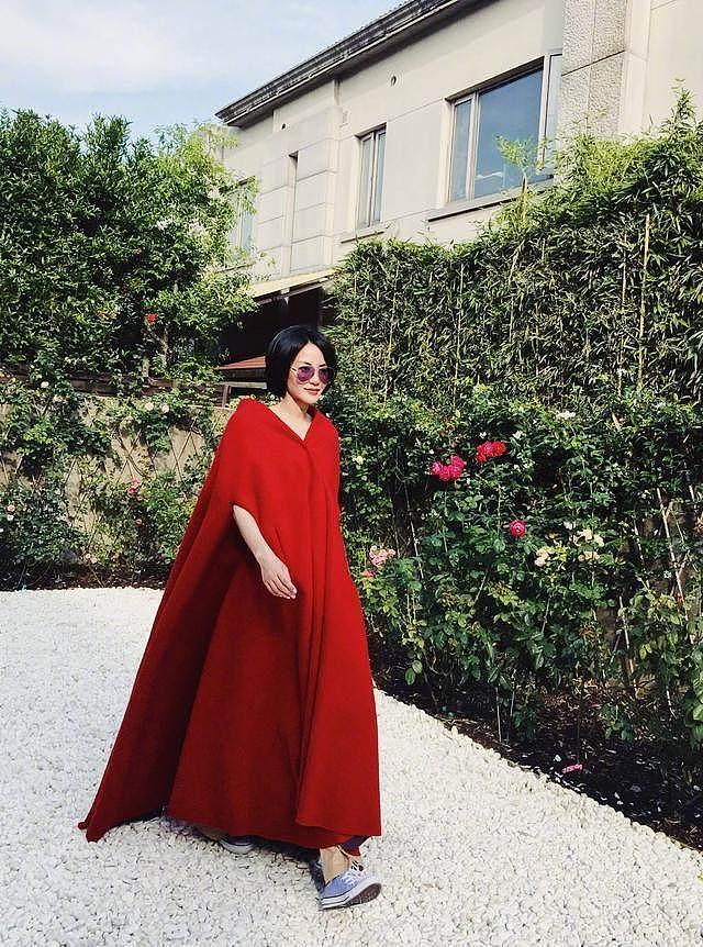 49岁王菲又把我们惊艳了一回！帆布鞋配大红袍走秀，风韵不减当年