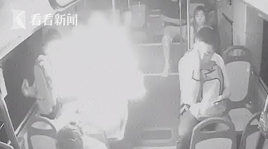 男子乘公交胸前充电宝突然爆炸 火光直逼车顶