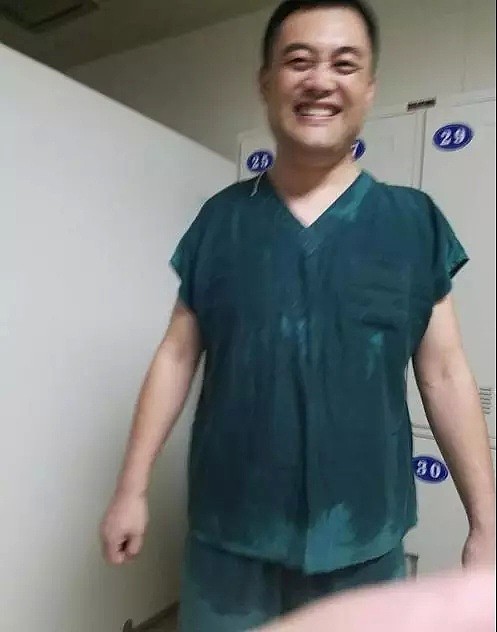 一张医生术后上衣湿透的照片火了，背后却是无数中国医生的心酸（组图） - 3