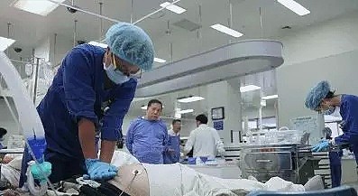 一张医生术后上衣湿透的照片火了，背后却是无数中国医生的心酸（组图） - 24