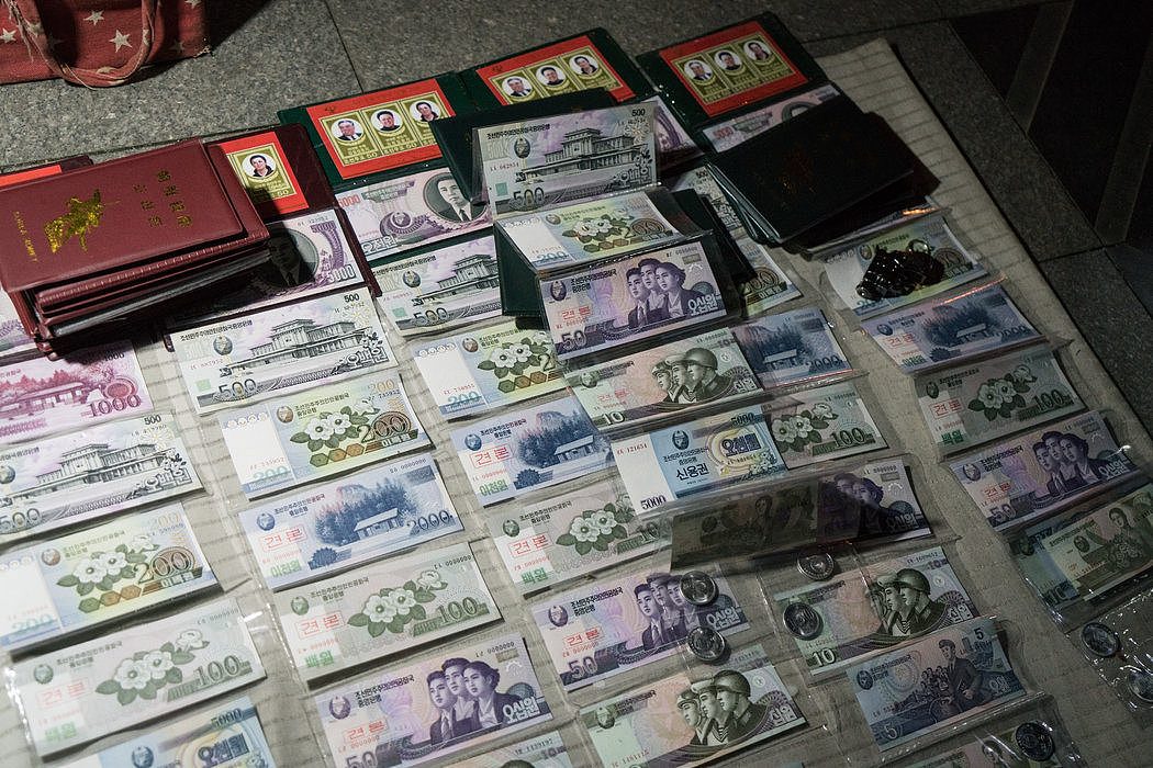 丹东一个夜市上售卖的假朝鲜货币。