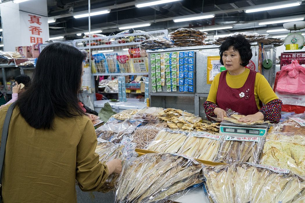中国边境城市延吉市场上的鳕鱼干。几家供应商说，鳕鱼来自朝鲜，在中国加工。
