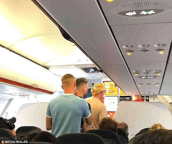 数名男子在飞机上撒尿辱骂乘务员导致航班取消（组图） - 1