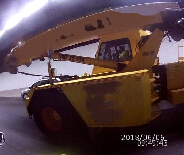 4D091D3100000578-5819551-A_photo_showing_a_tradesman_driving_a_25_tonne_crane_in_the_Lane-a-37_1528427210977.jpg,0