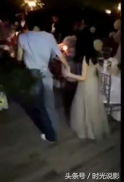 王菲牵着李嫣跳舞，十分欢脱，网友：女儿比妈妈更稳重