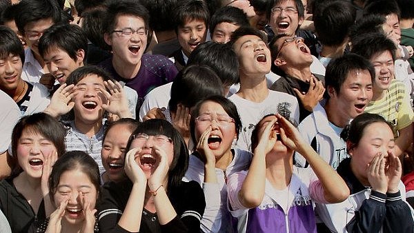 chinese-students-screaming.jpg,0