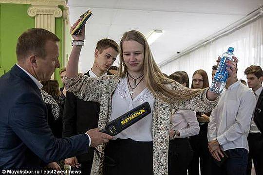俄17岁女生参加高考 被安检要求当众脱掉胸罩(组图) - 1