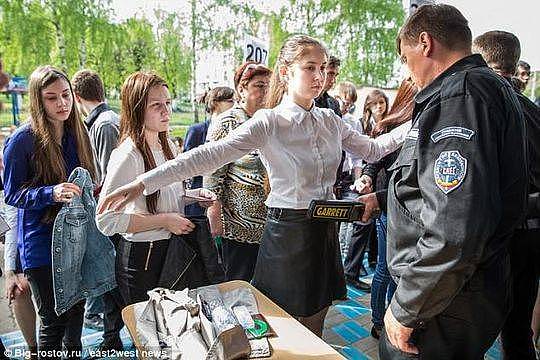 俄17岁女生参加高考 被安检要求当众脱掉胸罩(组图) - 2