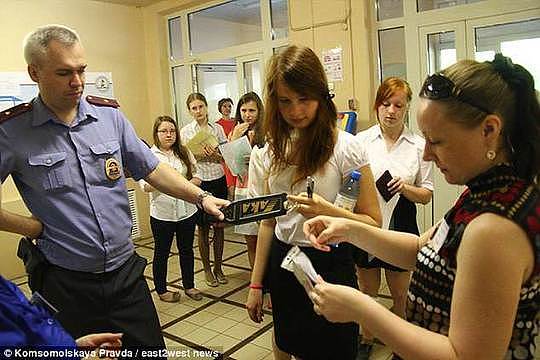 俄17岁女生参加高考 被安检要求当众脱掉胸罩(组图) - 3