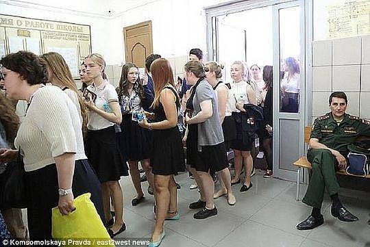 俄17岁女生参加高考 被安检要求当众脱掉胸罩(组图) - 5