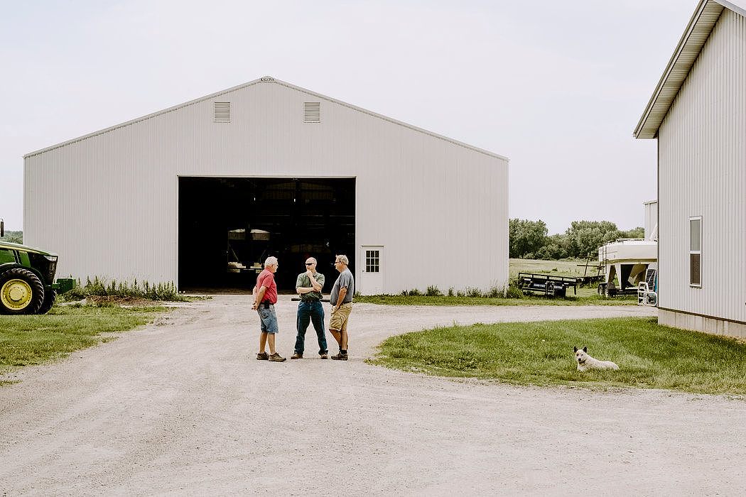 本杰明·施密特和父亲戴维及一个朋友在他家的农场里。“最重要的客户对你征收关税的时候，”本杰明·施密特说，“后果很严重。”