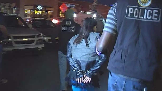 警察扮嫖客，按摩店华人大妈竟没认出来，一番投怀送抱被抓了！（组图） - 4