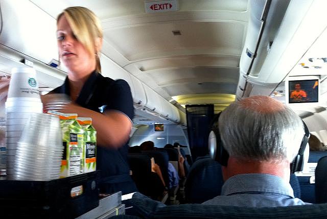 82岁老翁手戳空姐身后并说“太大、太胖” 一下飞机被捕