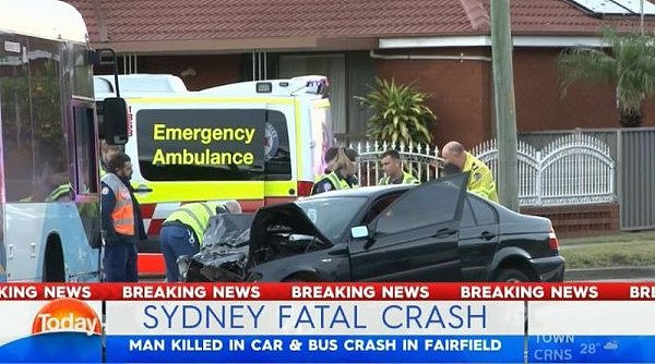 悉尼Fairfield今晨发生致命车祸！30岁男子驾车与公交相撞，当场惨死！事发路段禁行（组图） - 3